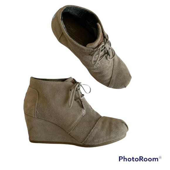 TOM’s desert taupe lace up wedge heel round toe ankle booties Size 7 - Picture 2 of 9